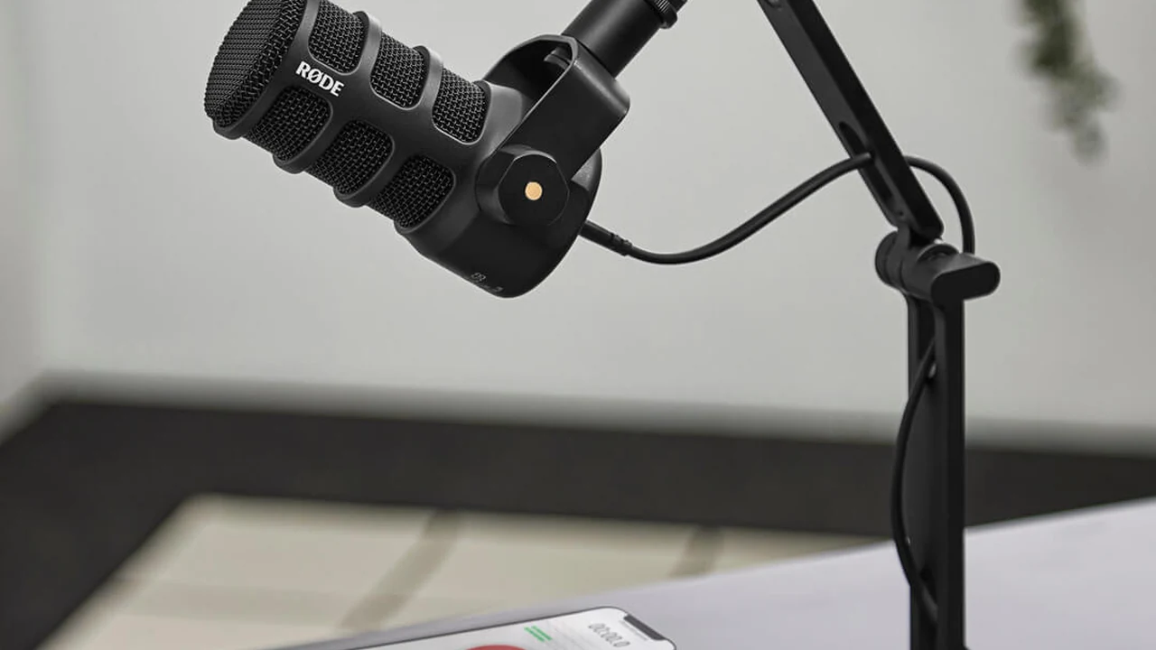 RØDE PodMic USB: uno de los pocos micrófonos USB que no parece diseñado para streamers gritándole a una webcam